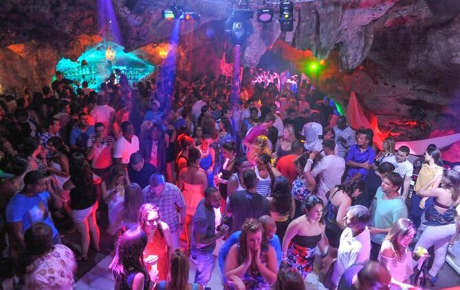 discoteca-la-cueva-1-viajes-de-fiesta