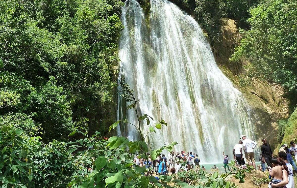 excursion-cascada-limon-1-viajes-de-fiesta