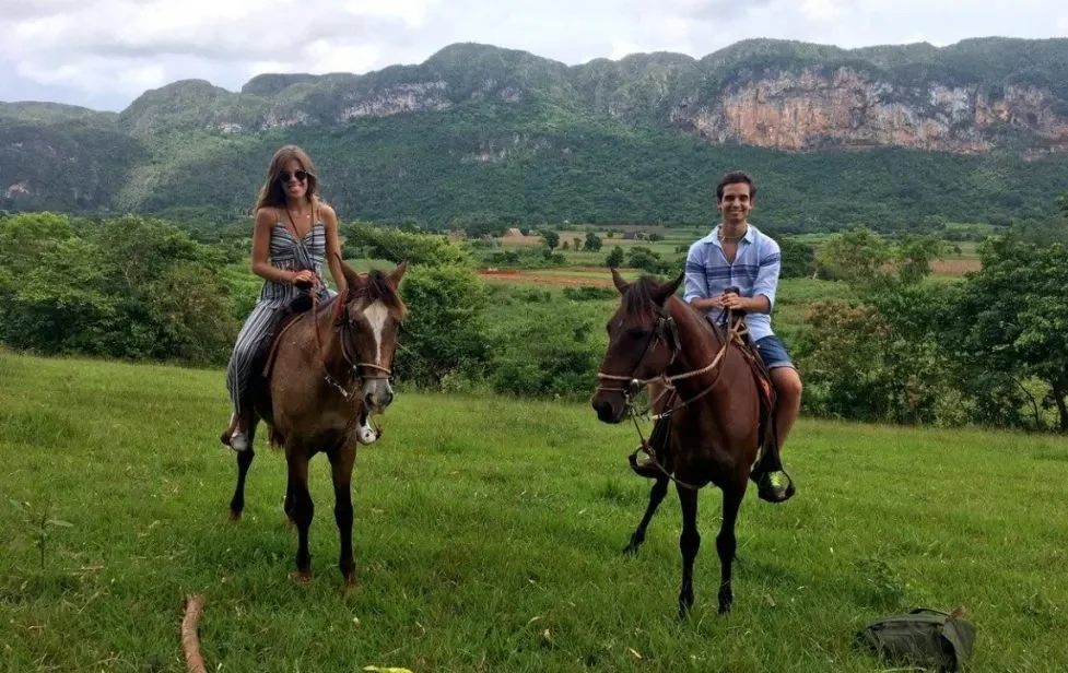 paseo-caballo-viñales-1-viajes-de-fiesta