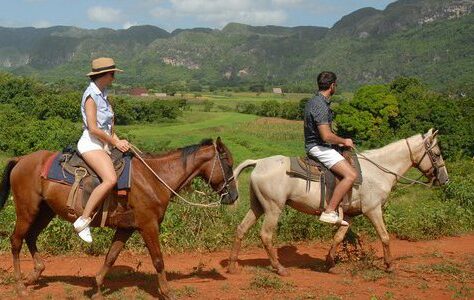 paseo-caballo-viñales-2-viajes-de-fiesta