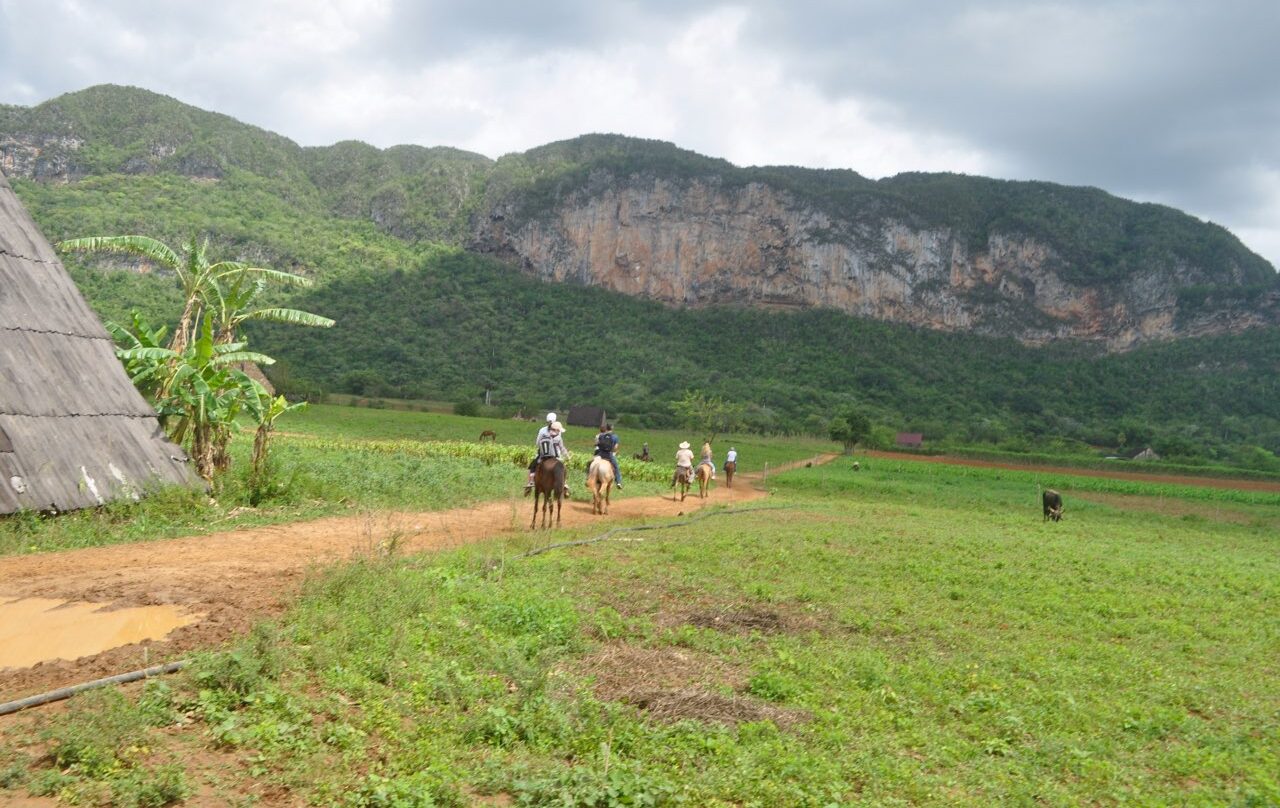 paseo-caballo-viñales-6-viajes-de-fiesta