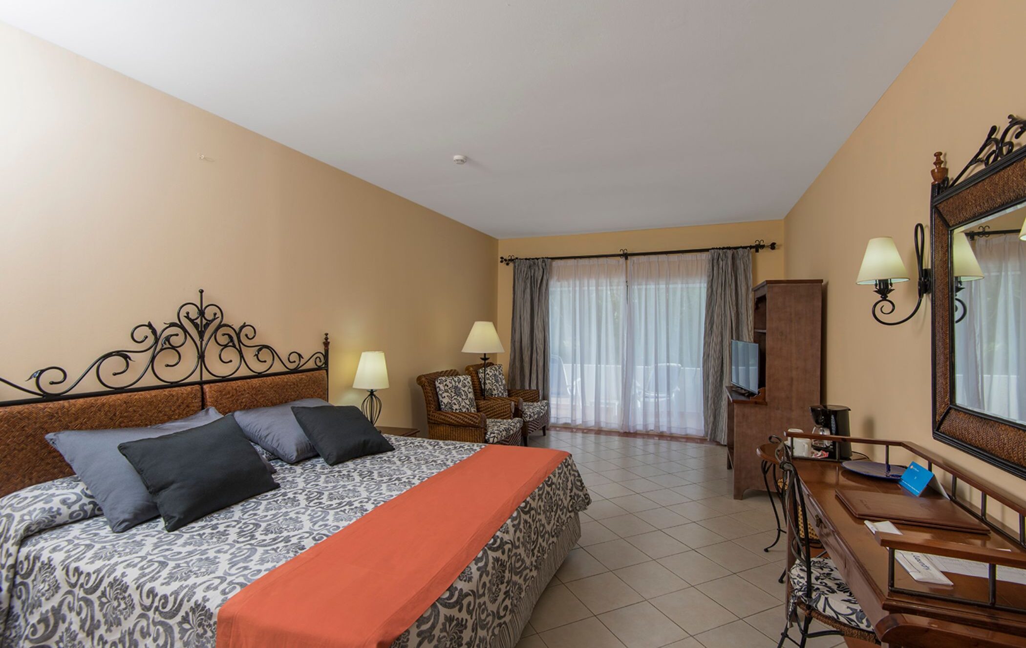 hotel-playa-pesquero-1-viajes-de-fiesta